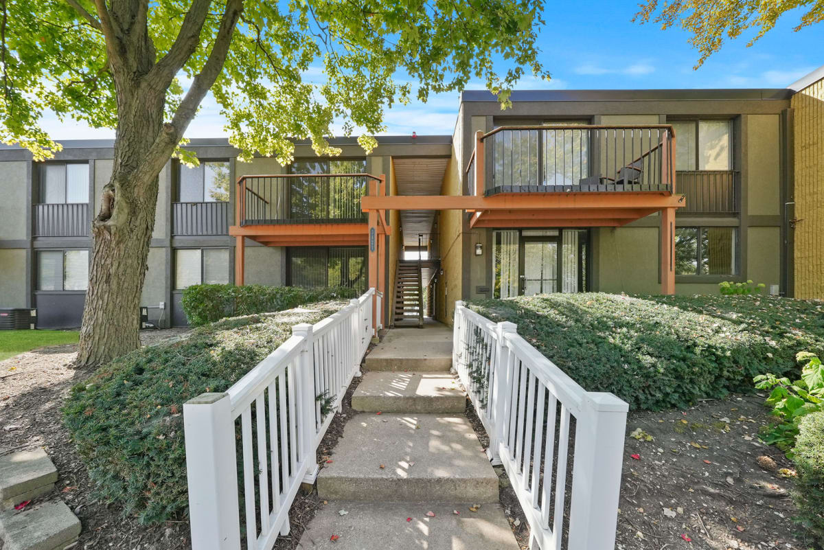 Apartments for Rent in Woodridge, IL Woodland Ridge